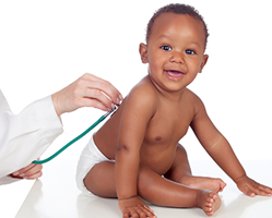 Photo of child being examen by doctor with stethoscope